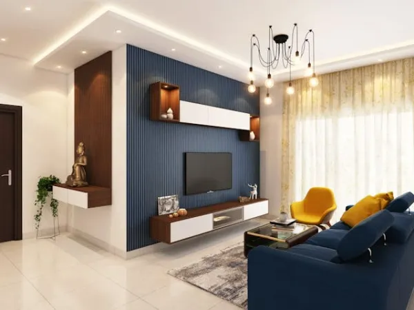 Salon contemporain avec mur en bois nervuré bleu nuit, canapé bleu, fauteuil jaune et lumière naturelle tamisée par des voilages clairs